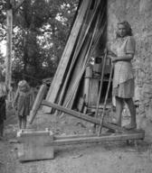 Prikaz uporabe nožnih stop, Železnica 1948, foto: Boris Orel