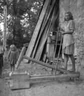 Prikaz uporabe nožnih stop, Železnica 1948, foto: Boris Orel