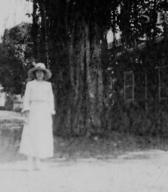 Alma M. Karlin v beli obleki in s klobukom. Honolulu, Havaji. 20. leta 20. stol. (MnZC, Fond AK 702)