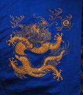 Kitajski zmaj na svilenem oblačilu iz zbirke SEM. Foto: M. Habič