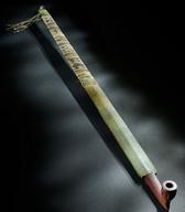 Kalumet, skoraj 110 cm dolga obredna pipa, je zelo kakovostno delo jugozahodnih Očipvejcev. Predvsem je zanimiv okras s stiliziranimi podobami iz mitologije in verovanja. (Foto: T. Jeseničnik)