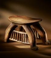 Iz enega kosa lesa izrezljane stolčke so izdelovali kovači ljudstva Bari v južnem Sudanu. Stolček so uporabljali tudi za vzglavnik. (Foto: T. Jeseničnik)