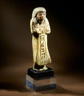 Egipčanska magična figurica ušebti prikazuje delavca, ki ima v vsaki roki kopačo in je v rajskem svetu opravljal delo na polju za gospodarico Ipui. Ušebti iz fajanse je nastal ok. leta 1200 pr. Kr., v času 19. dinastije. (Foto T. Jeseničnik)