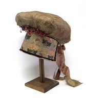 Avbe imajo okrasni del razporejen na čelnem delu ali zatilnem delu, večinoma gre za vezenino in naborek ali vstavek čipk; drugi krasilni element je okrasno prešito gubanje po oglavju ali vsaj zatilju. Tretji (neobvezen) element je pentlja, pritrjena v zatilju in padajoča po hrbtu. 