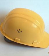 Delovna čelada gradbenega delavca; zaščita pred mehanskimi poškodbami, konec 20. stol. / Ljubljana / iz zbirke SEM / foto: J. Žagar. 