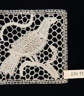 Motivna čipka z likom ptiča / vzorec firme Lapajne iz Idrije  / konec 19., zač. 20. stol. / foto: M. Habič.