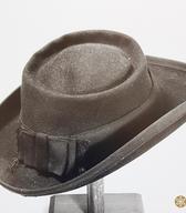 Klobuk iz rjave klobučevine, z nizkim vtisnjenim oglavjem in s posebej krojenimi, navzgor obrnjenimi krajci. Klobuk je bil preoblikovan iz moškega klobuka med 2. svetovno vojno / Žiri v Poljanski dolini / iz zbirke SEM / foto: J. Žagar. 