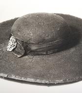 Moški klobuk s trdim nizkim okroglim oglavjem in s širokimi ravnimi krajci, žametnim trakom in okrasno zaponko / domnevno s Koroškega / iz zbirke SEM / foto: J. Žagar. 