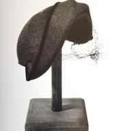 Žensko pokrivalo za teme in zatilje iz svetlečih modrikasto črnih kitic, z dodato mrežico za čelo in oči; iz delavnice modistke Mimi Sark / Ljubljana / iz zbirke SEM / foto: J. Žagar. 