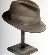 Moški klobuk iz fine rjave klobučevine, z mehkim, trikotno vtisnjenim oglavjem. Iz družine ljubljanske modistke / Ljubljana / iz zbirke SEM / foto: J. Žagar. 