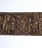 Čelnik, izvezen v ploščati in reliefni vezenini s kovinsko nitjo, okroglimi bleščicami in kovinskimi jagodami na rjavo-črni žametni osnovi / neznanega izvira / iz zbirke SEM / foto: J. Žagar. 