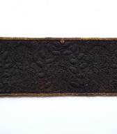 Čelnik iz lanenega platna, gosto prekritega s ploščato in reliefno črno svileno vezenino / Škofja Loka / iz zbirke SEM / foto: J. Žagar. 