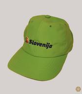 Kapa s ščitnikom in napisom Slovenija na čelnem delu, na zatilnem pa www.slovenia.info; del promocijskega materiala, ki ga za potrebe države pripravlja Slovenska turistična organizacija; iz leta 2007 / Ljubljana / iz zbirke SEM / foto: J. Žagar. 