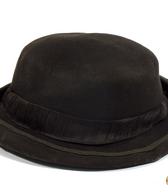 Moški klobuk iz mehke črne klobučevine, z okroglim oglavjem in navzgor zavihanimi krajci / Bojanci / iz zbirke SEM / foto: J. Žagar. 