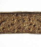 Čelnik v reliefni polni zlati vezenini / neznanega izvira / iz zbirke SEM / foto: J. Žagar. 