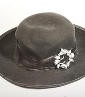 Klobuki so večinoma okrašeni na robu, kjer se stikajo oglavje in krajci – prehod pokriva okrasni trak s pentljo ali zaponko ali okrasna vrvica z visečimi cofi; dodatni okras (peresa, trakovi, pentlje)  je lahko razporejen spredaj ali ob strani. Okrasna obroba lahko krasi tudi krajce, ženski klobuki pa dobijo z okrasnimi gubami po oglavju in krajcih ter z raznolikimi dopolnili želeno unikatnost.