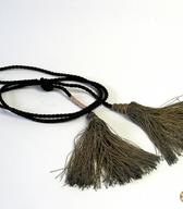 Okrasna vrvica (hvasta) za moški klobuk, dopolnjena z dolgima kovinskima cofoma / neznanega izvira / iz zbirke SEM / foto: J. Žagar.  