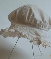 Krasilni deli kap so vidni na čelnem ali temenskem delu, krasilni obrobek/naborek na spodnjem robu lahko obkroža glavo. Če gre za dolge, viseče kape, je učinek okrasnega cofa nameščen na ramo. 