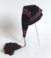 Krasilni deli kap so vidni na čelnem ali temenskem delu, krasilni obrobek/naborek na spodnjem robu lahko obkroža glavo. Če gre za dolge, viseče kape, je učinek okrasnega cofa nameščen na ramo. 