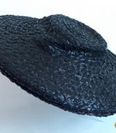 Otroški slamnik iz svetlečih temno modrih slamnatih trakov, z nizkim oglavjem, razširjenim v široke krajce. Pred 2. svetovno vojno je slamnik nosila deklica iz trgovske družine / Ljubljana / iz zbirke SEM / foto: J. Žagar. 