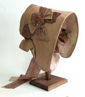 Ženski meščanski klobuk s plašnicami; iz 1. pol. 19. stoletja/ neznanega izvira / iz zbirke SEM / foto: J. Žagar.  