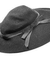 Ženski klobuk iz temno modre klobučevine, z nizkim oglavjem, širokimi krajci ter svilenim okrasnim trakom. Klobuk je bil pred ali med 2. svetovno vojno preoblikovan / Žiri v Poljanski dolini / iz zbirke SEM / foto: J. Žagar. 