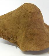 Moško delovno pokrivalo iz bukove drevesne gobe, brez izrazitega prehoda med oglavjem in krajci in brez dodatkov. Koničast klobuk je izdelan ročno, domnevno za lastne potrebe / neznanega izvira / iz zbirke SEM / foto: J. Žagar. 