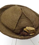 Klobuki so večinoma okrašeni na robu, kjer se stikajo oglavje in krajci – prehod pokriva okrasni trak s pentljo ali zaponko ali okrasna vrvica z visečimi cofi; dodatni okras (peresa, trakovi, pentlje)  je lahko razporejen spredaj ali ob strani. Okrasna obroba lahko krasi tudi krajce, ženski klobuki pa dobijo z okrasnimi gubami po oglavju in krajcih ter z raznolikimi dopolnili želeno unikatnost.