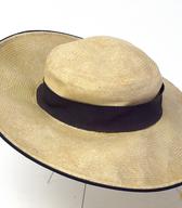 Ženski slamnik iz svetlega slamnatega prepleta, oblikovanega v nizko okroglo oglavje in posebej krojene široke krajce / Ljubljana / iz zbirke SEM / foto: J. Žagar. 