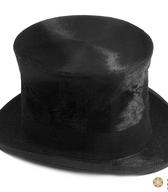 Cilinder s trdim oglavjem, z ravnim vrhom in s trdimi krajci. Na notranji strani sta napisa izdelovalca iz Londona in prodajalca iz Trsta. Cilinder je pred 1. svetovno vojno ob sprejemih na Dunaju, v Budimpešti in Trstu uporabljal ljubljanski višji svetnik pri Južni železnici / Ljubljana / iz zbirke SEM / foto: J. Žagar. 