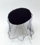 Ženski klobuček iz črne klobučevine, z ravnim oglavjem in ravnim vrhom, brez krajcev. Pokrivalo je uporabljala žena učitelja / Zalog pri Ljubljani / iz zbirke SEM / foto: J. Žagar. 