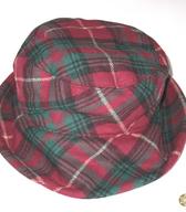 Mehak dekliški klobuček iz karirastega volnenega blaga, z mehkim oglavjem in krajci; konfekcijski izdelek iz Italije. Sredi 90. let ga je v mrzlih dneh nosila ljubljanska gimnazijka / Ljubljana / iz zbirke SEM / foto: J. Žagar. 