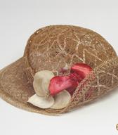 Ženski slamnik iz svetlo rjavih, luknjičavo prepletenih slamnatih trakov; z nizkim priležnim oglavjem in asimetričnimi krajci. Slamnik je med svetovnima vojnama nosila žena gimnazijskega profesorja / Ljubljana / iz zbirke SEM / foto: J. Žagar. 