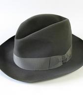 Moški klobuk iz sive polsti, z mehkim in trikotno vtisnjenim oglavjem in z mehkimi krajci brez obrobe. V notranjosti odtis italijanskega (rimskega) proizvajalca in inicialk lastnika (L.I.). Pred 2. svetovno vojno in po njej je klobuk uporabljal ljubljanski matematik in statistik / Ljubljana / iz zbirke SEM / foto: J. Žagar. 