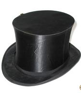 Zložljivi cilinder z ravnim oglavjem, ravnim utrjenim vrhom in s trdimi krajci iz svetleče črne svile. V notranjosti odtis proizvajalca z Dunaja. Cilinder je pred 1. svetovno vojno in verjetno tudi po njej uporabljal ljubljanski geograf / Ljubljana / iz zbirke SEM / foto: J. Žagar. 