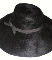 Imenitnost ženskega meščanskega klobuka, izražena v izrazito širokih krajcih in bleščeči dolgodlaki klobučevini; v rabi za nedeljske sprehode okoli l. 1938 / Ljubljana / iz zbirke SEM / foto: J. Žagar.