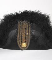 Dvorogeljnik, trdo pokrivalo z zlatimi našitki in okrasnim perjem. V notranjosti oznaka dunajskega izdelovalca. Dvorogeljnik je do 1. svetovne vojne ob pomembnejših sprejemih uporabljal ljubljanski geograf / Ljubljana / Ljubljana / iz zbirke SEM / foto: J. Žagar. 