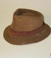 Moški klobuk iz mehke svetlo rjave klobučevine, z vtisnjenim oglavjem in krajci, del drvarske delovne oprave  / Oplotnica / iz zbirke SEM / foto: J. Žagar. 
