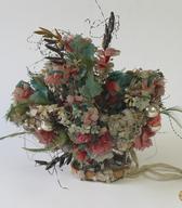 Naglavni okras krasi čelo ali teme, v nekaterih primerih tudi zatilje in hrbet. Prevladuje cvetlični dekor iz tkanine, papirja ali voska oz. parafina, svedrci, perje, trakovi, steklene kroglice in zrcalca.