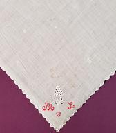 Doma izdelana peča z vezenim zobčastim robom in motivom grozda v vogalu; dodan je rdeče vezen monogram / Frankovci, Prekmurje; Štajersko / 2. pol. 19. in zač. 20. stol. / iz zbirke SEM / foto: J. Žagar. 