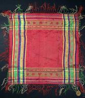 Naglavne rute imajo tkan ali natisnjen bordurni vzorec razporejen po vseh štirih vogalih, a je izpostavljeni padajoči vogal na hrbtu edini, ki ga je mogoče opazovati; redko so zaključene po robovih s kratkimi resicami. Ramenske in ovratne rute imajo pogosto daljše obrobne rese (franže).