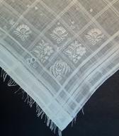 Ženska naglavna ruta iz bombaža z vtkanimi bordurnimi črtami in resami; v zadnji funkciji je služila za pokrivanje košare s hranili / Trenta / 2. pol 19.stol. / iz zbirke SEM / foto: J. Žagar. 