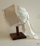 Zavijača, žensko pokrivalo z belo vezenim formom in klekljano obrobo / 19. stol. / foto: J. Žagar.
