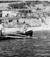 Avgust in Zdravko Caharija zadnjič plujeta s čupo, preden so jo prodali v Slovenski etnografski muzej l. 1947. Nabrežina, pri Čupah. Foto: Petricnich, Trst.