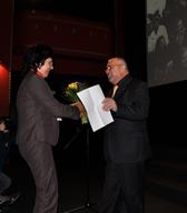 Boris Kuhar prejme plaketo Nika Kureta na festivalu Dnevi etnografskega filma (Foto: Naško Križnar, 2011).