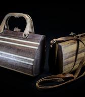 Eden od izbranih predmetov Josepha Rakotorahalayja - leseni ženski torbici (foto: Aleš Verbič).