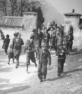 Otroci z butaricami, Jesenice, 1940 (foto:  Slavko Smolej, Dokumentacija SEM)    