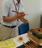 Rezbrar Hideta Kitazawa, specializiran za izdelavo mask in šinto templjev. 