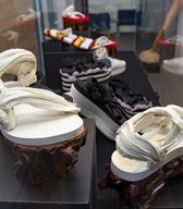 Kreativno preoblikovanje konfekcijskih sandal Teva (študentje oblikovanja tekstilij in oblačil Naravoslovnotehniške fakultete v Ljubljani) (foto: B. Verbič).