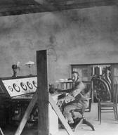 Codelli konča z gradnjo readiotelegrafske postaje v Togu 1914, telegafist sprejema sporočila